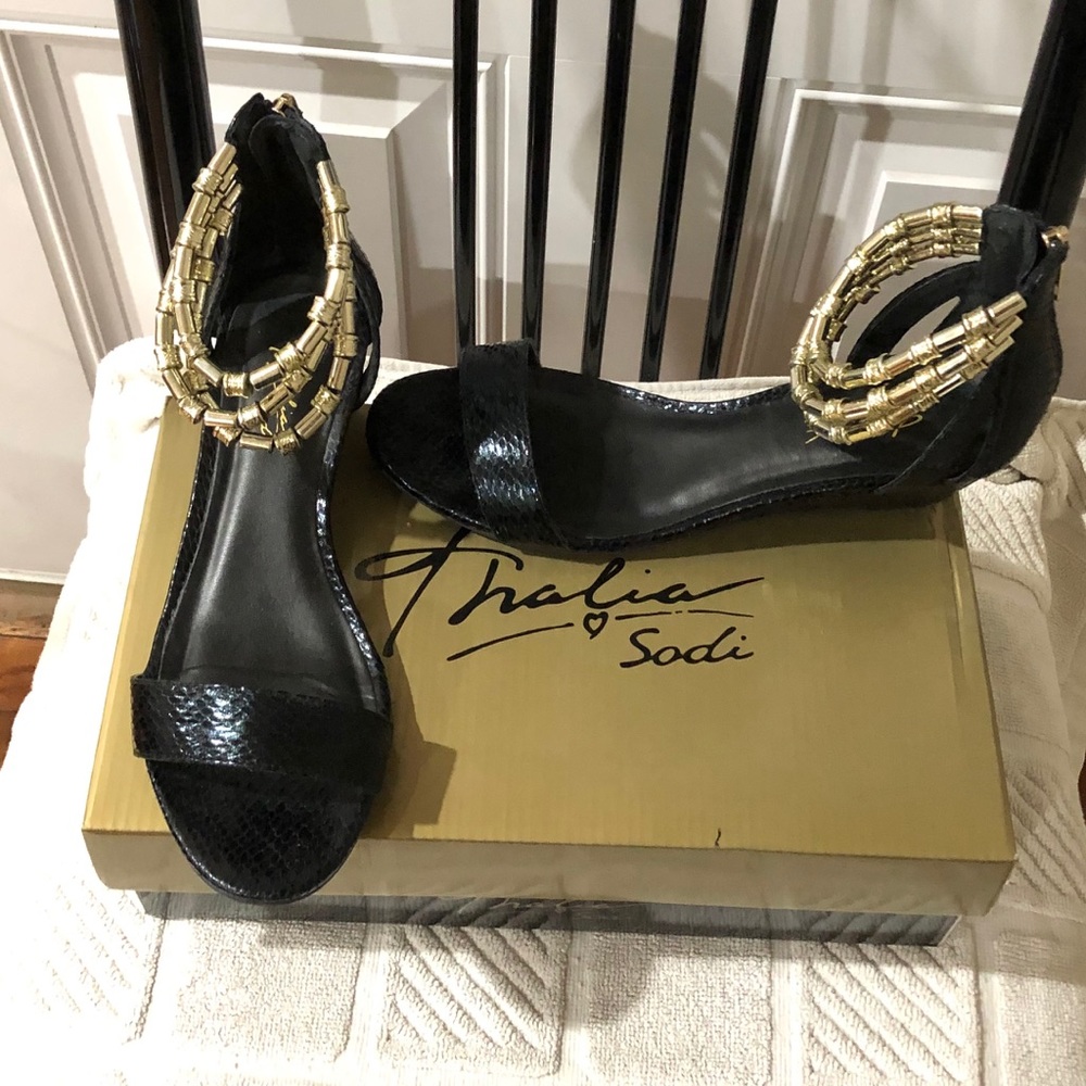 Thalia black sandals size 6.5